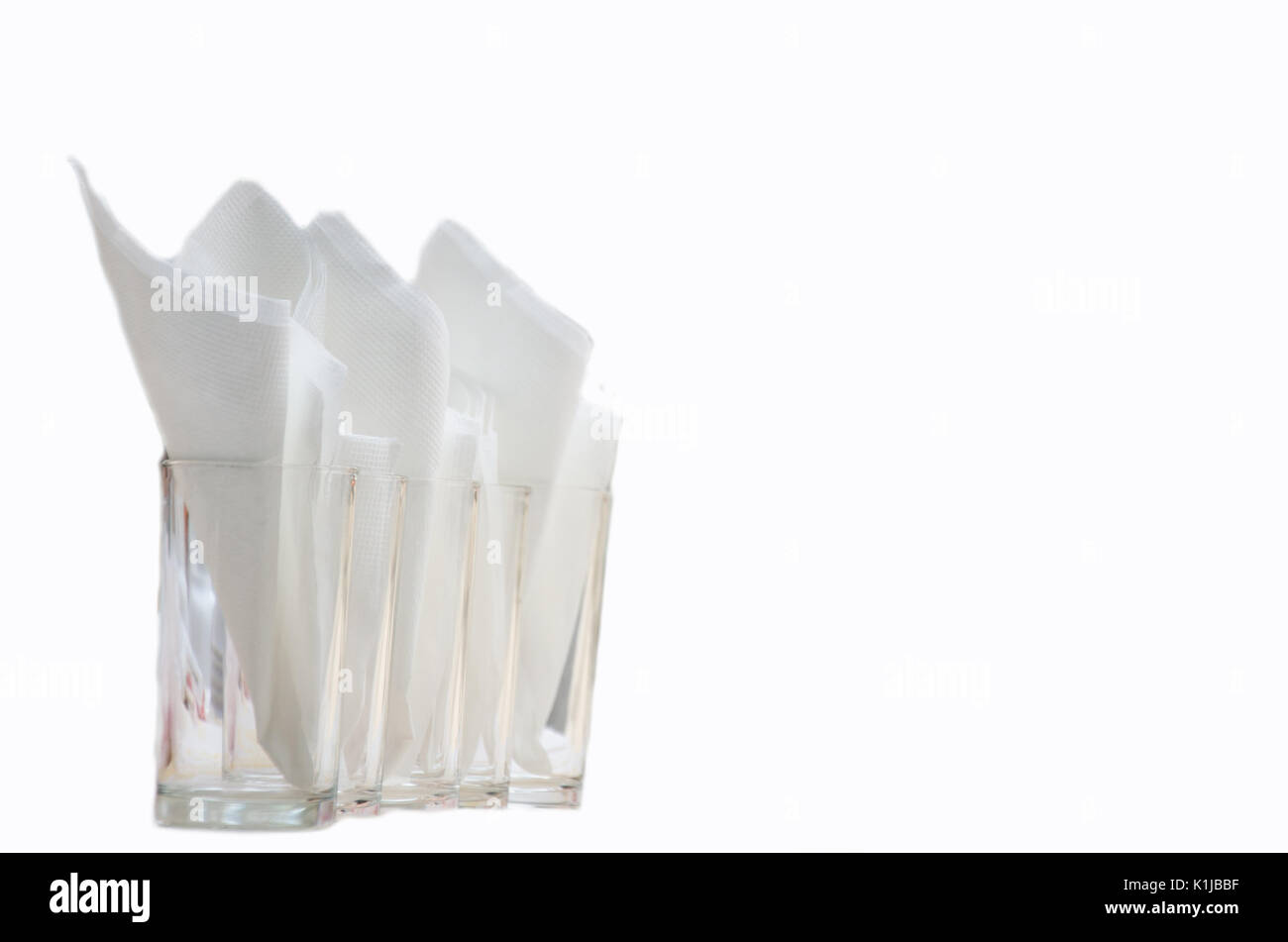 Papier de soie de verre et prêt à servir sur fond blanc Banque D'Images