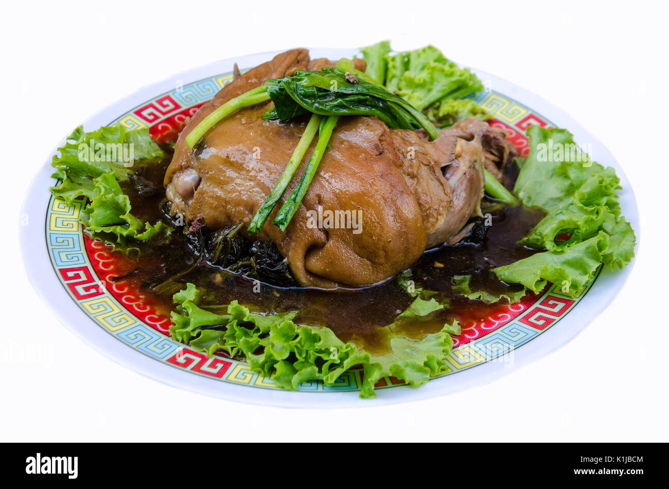 Une délicieuse cuisine thaïlandaise KHAMOO Appel de porc bouilli avec ingrédient d'origine végétale et sur fond blanc Banque D'Images