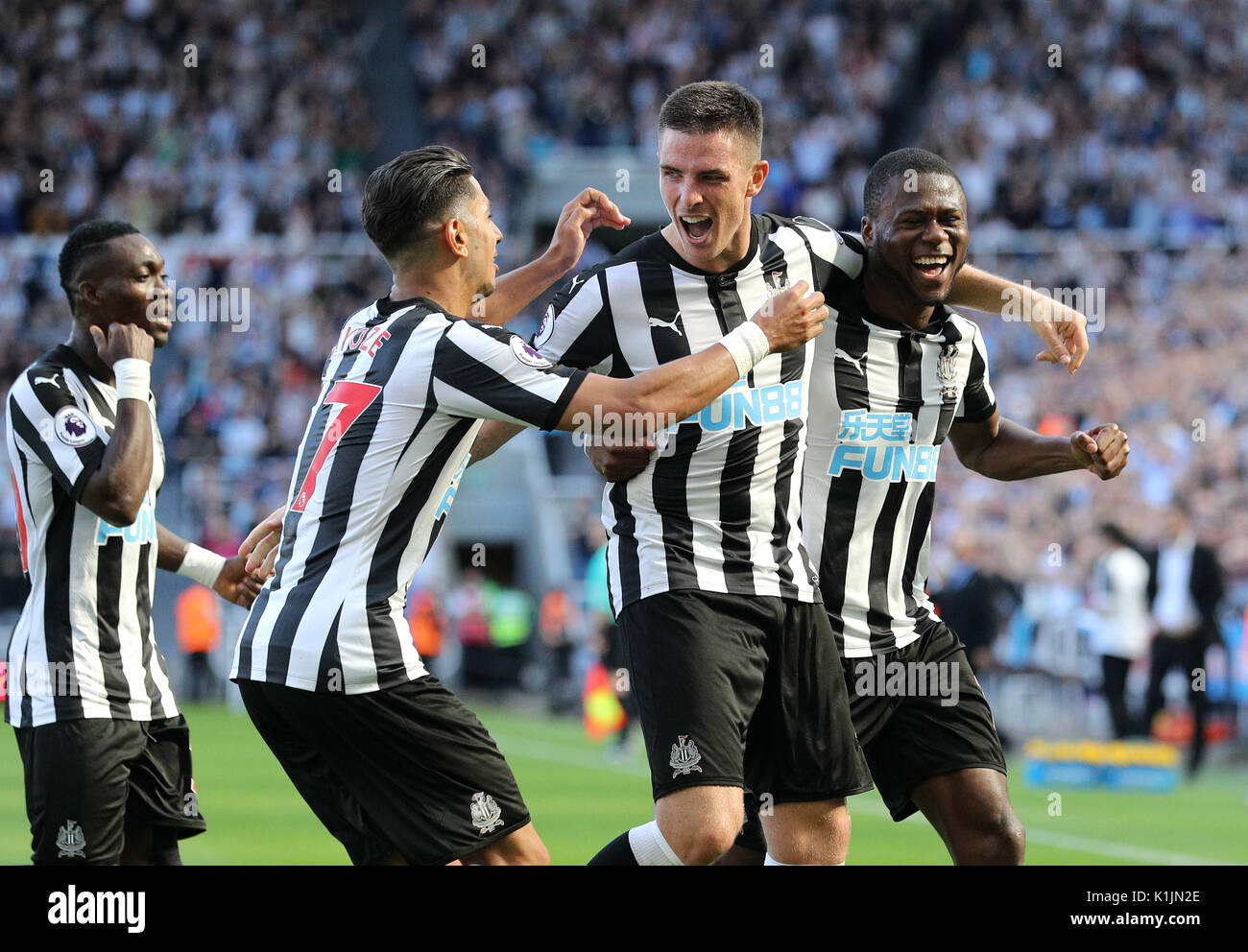 Le Newcastle United Ciaran Clark (centre) célèbre marquant son deuxième but de côtés du jeu avec son coéquipier Chancel Mbemba (droite) et Ayoze Perez au cours de la Premier League match à St James' Park, Newcastle. Banque D'Images