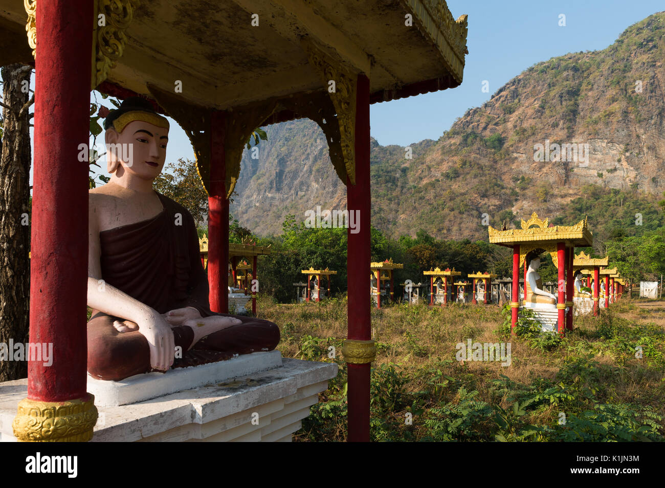 Le Jardin de Lumbini situé au pied du Mont Zwegabin héberge plus de 1100 statues de Bouddha presque identiques, l'Etat de Kayin, Myanmar. Banque D'Images