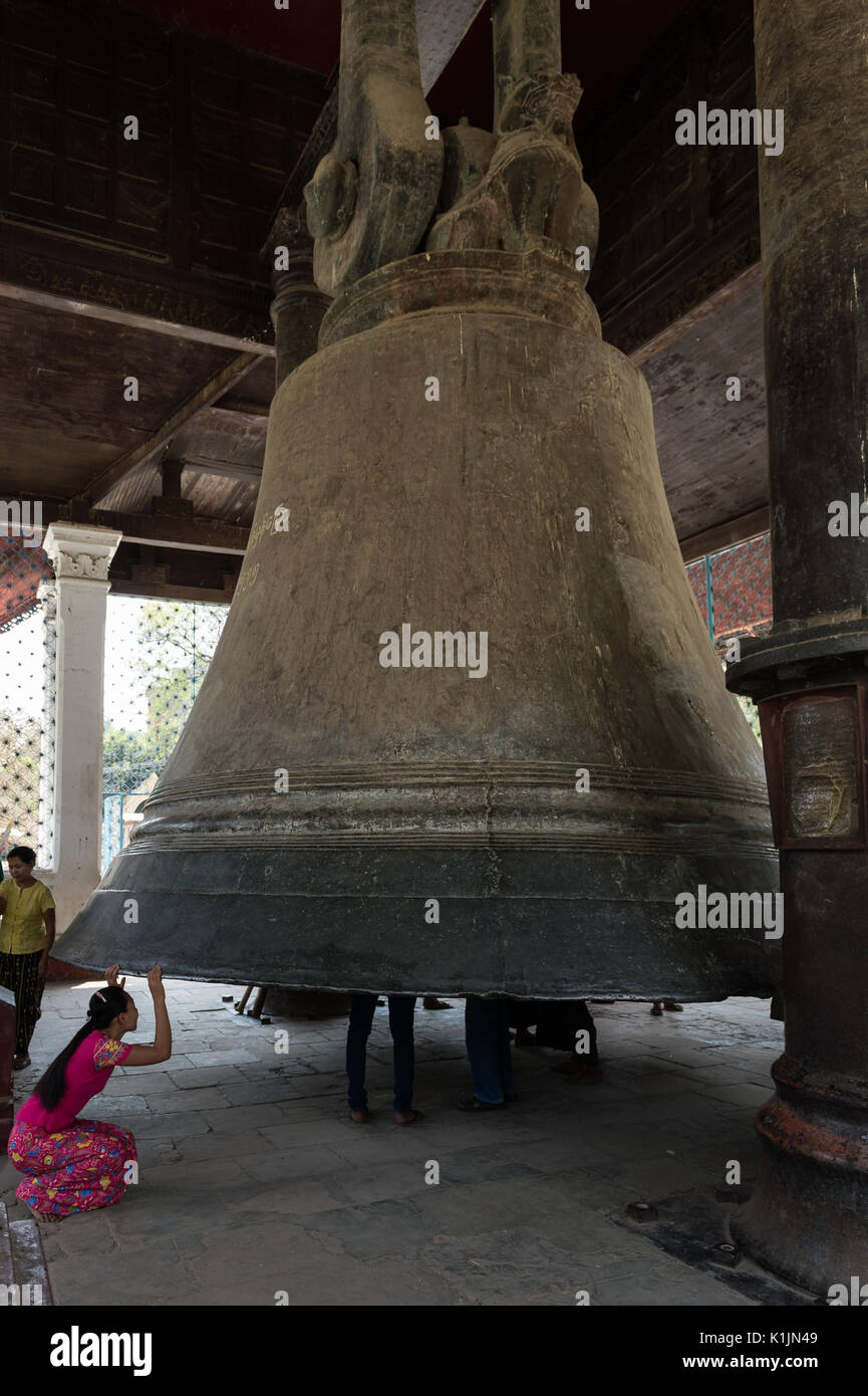 Les touristes regarder à l'intérieur de Mingun bell - à environ quatre-vingt-dix tonnes c'est l'un des plus gros groupe de cloches, Mingun, Myanmar. Banque D'Images