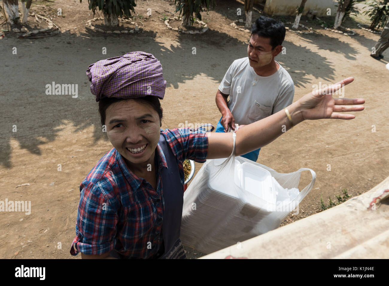 Femme birmane vend des plats à emporter pour les passagers des trains sur la ligne Mandalay-Lashio Naung Hkio, la gare, l'État de Shan, Myanmar. Banque D'Images