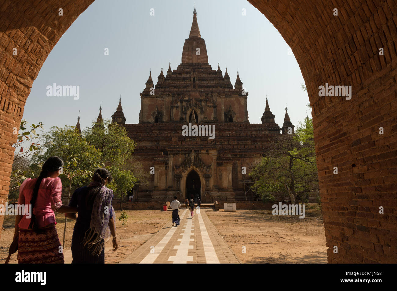 Les Pèlerins à pied vers la Pagode Sulamani, Bagan, Myanmar. Banque D'Images