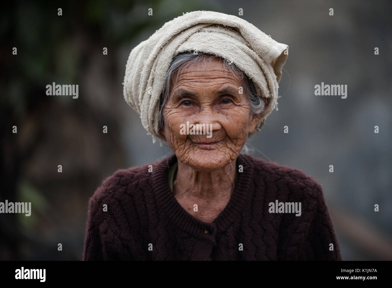 Un portrait d'une vieille femme Shan avec une tête wrap typique de la région, Hsipaw, Shan State, Myanmar. Banque D'Images