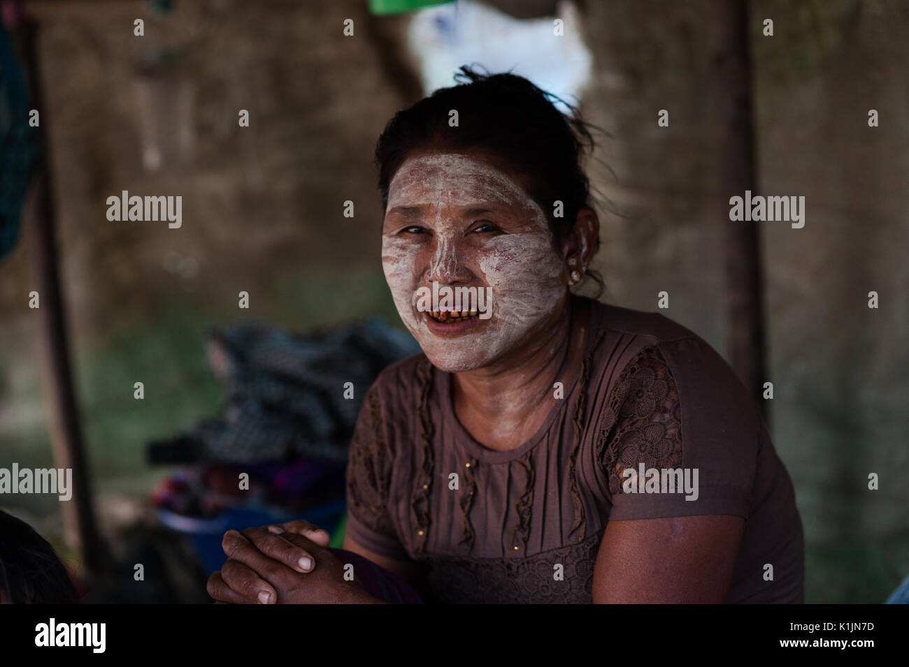 Un portrait d'une femme peint à thanaka visage et dents tachées de bétel, Mandalay, Myanmar. Banque D'Images