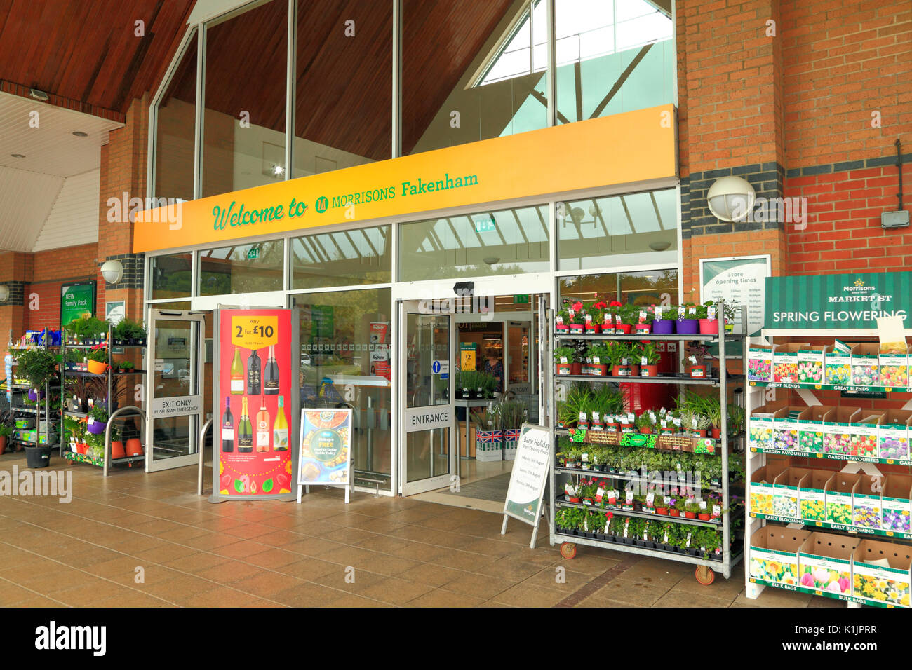 Supermarché Morrisons, entrée privée, foyer, Fakenham, Norfolk, Angleterre, Royaume-Uni, English les supermarchés, magasins, magasin Banque D'Images