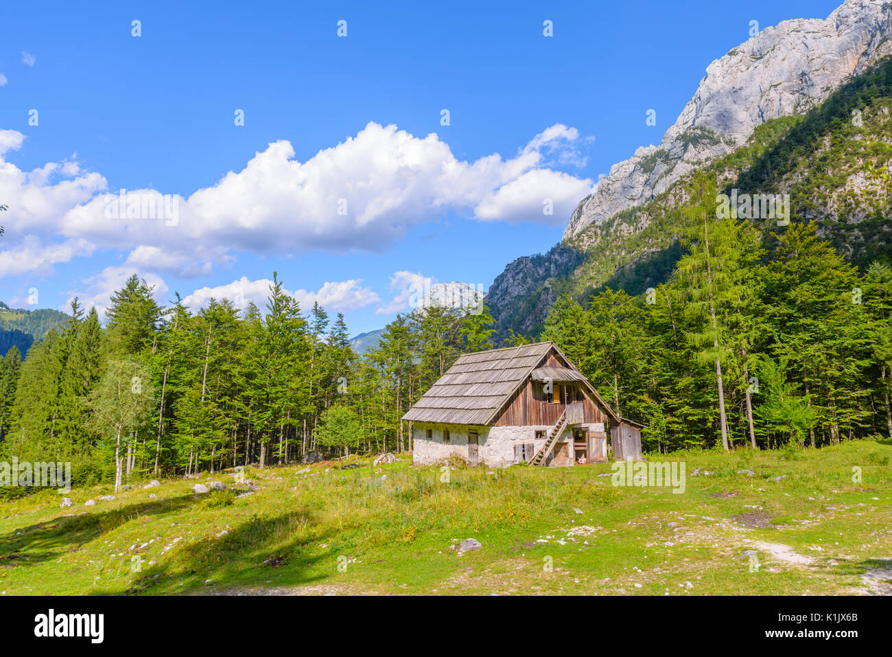 Chalet de montagne, cabane dans les Alpes, situé dans la région de robanov kot, la Slovénie, la randonnée et escalade lieu populaire avec picturescue view Banque D'Images