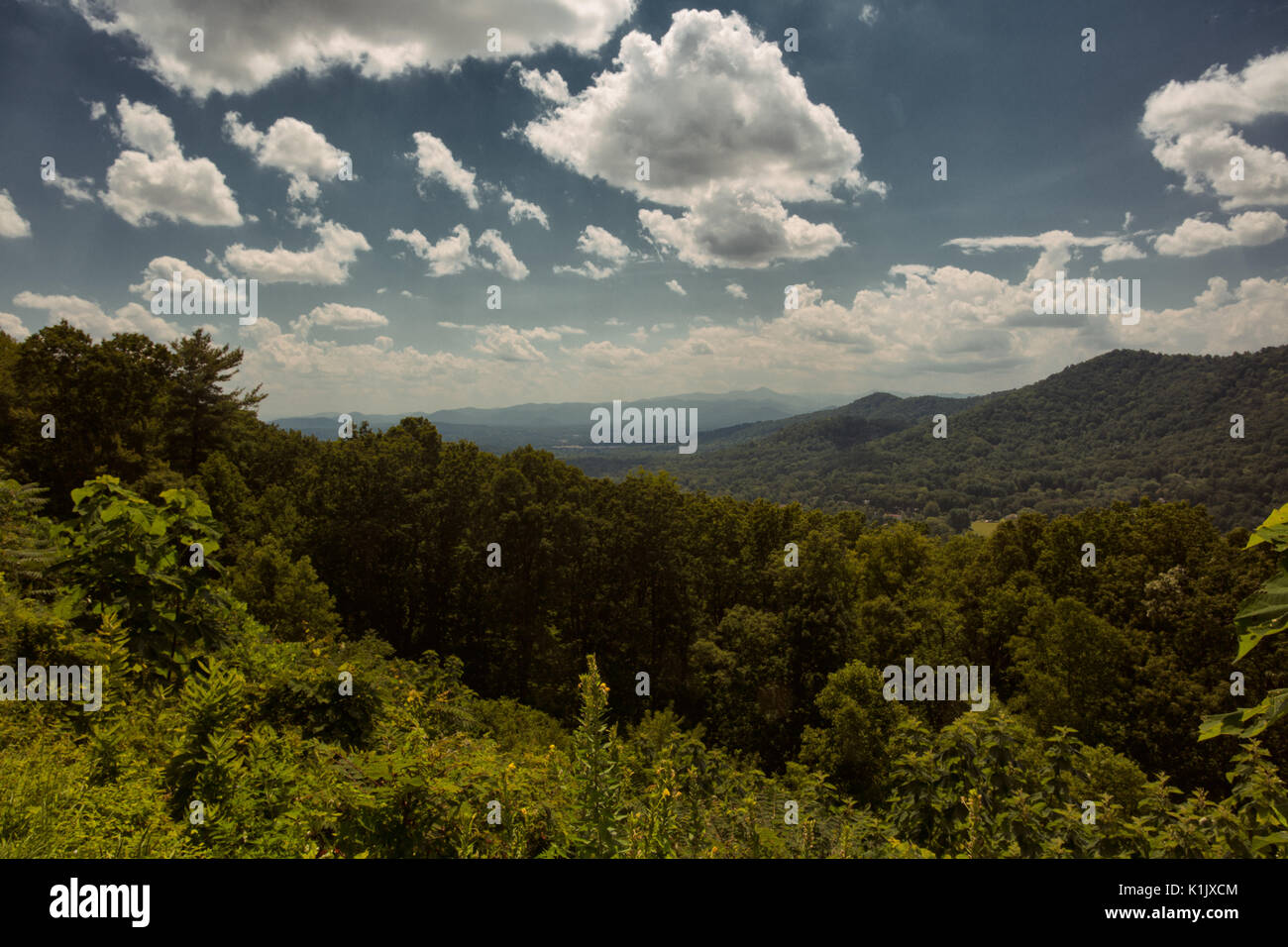 L'un des nombreux endroits le long de la Blue Ridge Parkway où les gens peuvent s'arrêter et admirer les magnifiques paysages des Smokey Mountains. Banque D'Images