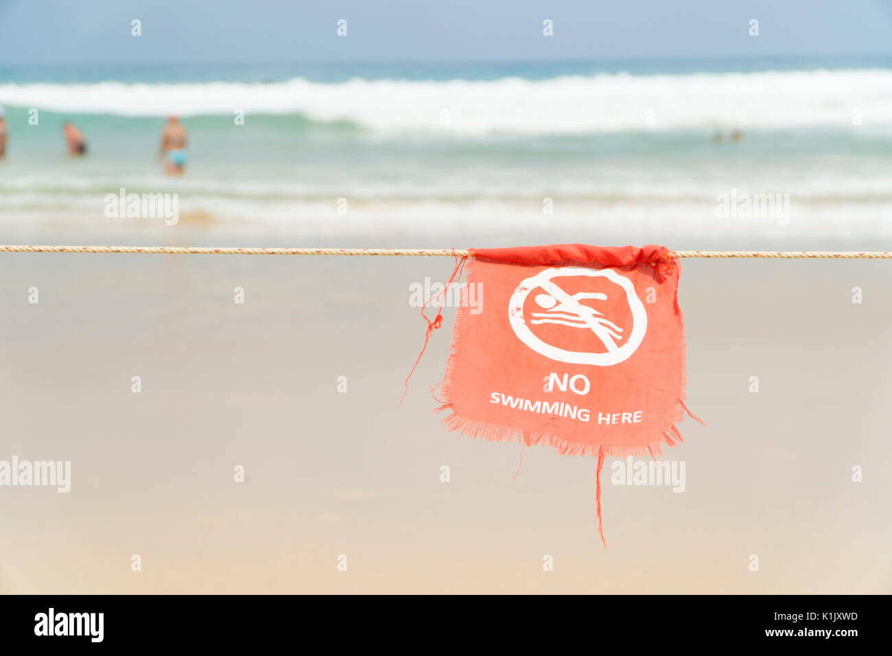 Pas de piscine ici s'inscrire zone dangereuse de la plage drapeau rouge en anglais et le texte thaï Banque D'Images