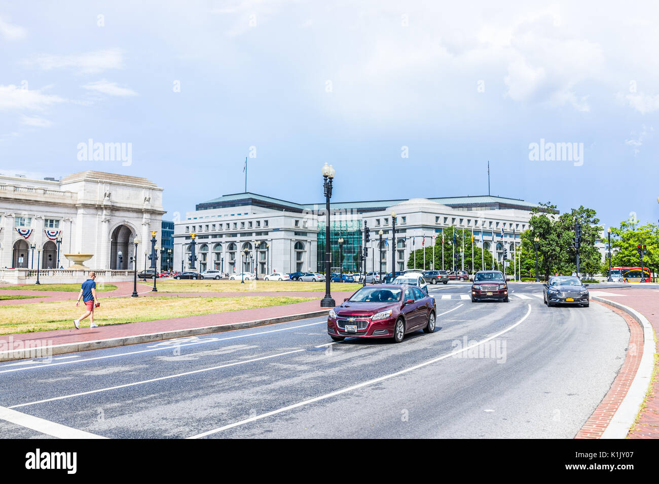 Washington DC, USA - 1 juillet 2017 : Union Station sur Columbus circle, avec la circulation automobile sur la route Banque D'Images