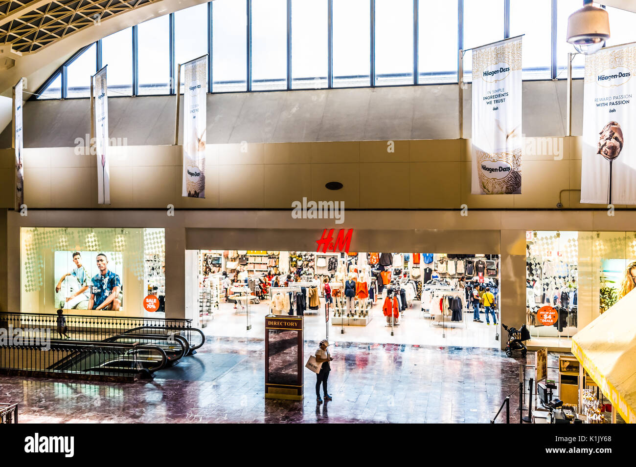 Washington DC, USA - 1 juillet 2017 : l'intérieur de la gare Union en capitale avec shopping mall et H et M sign Banque D'Images