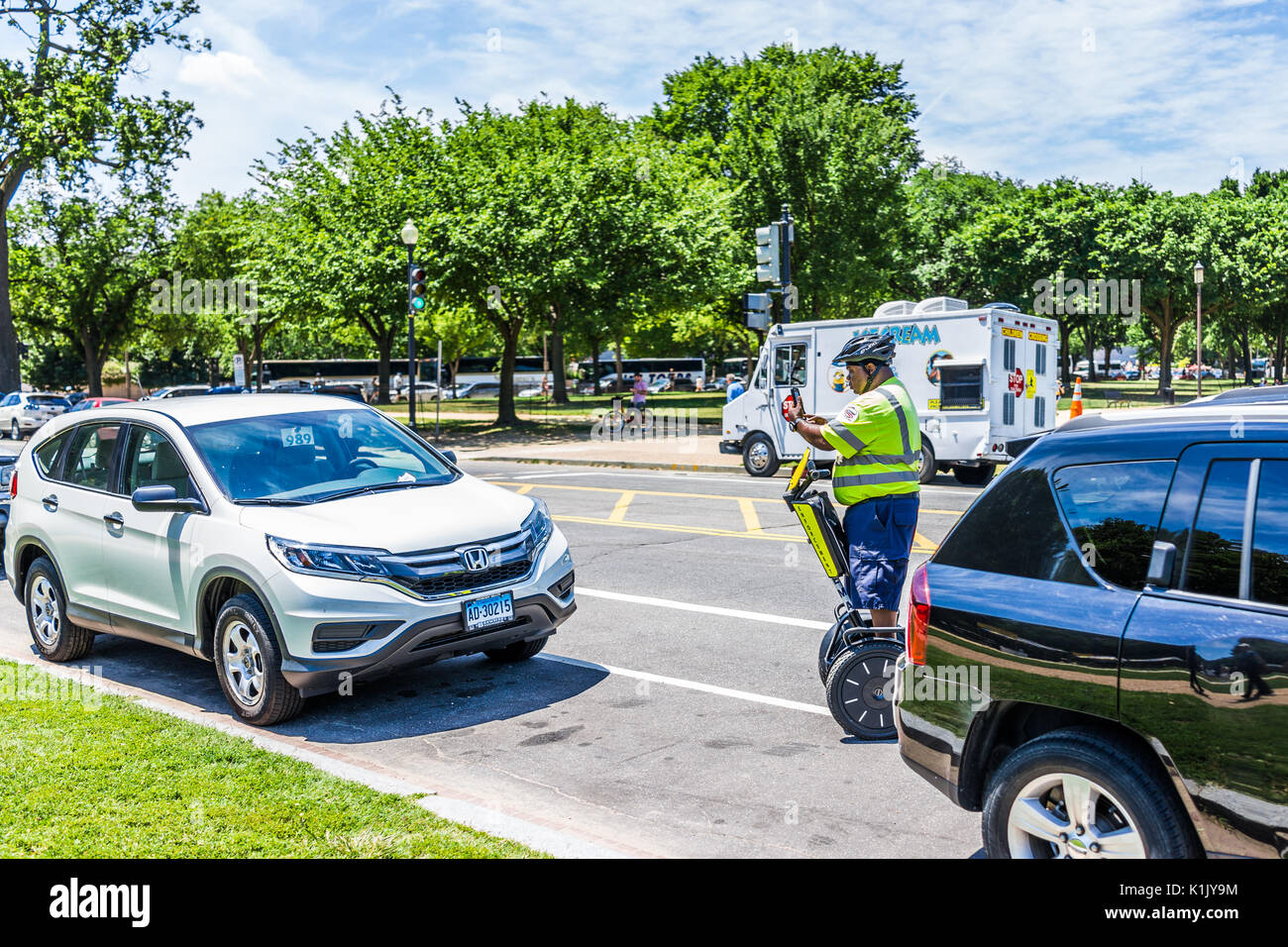 Washington DC, USA - 3 juillet 2017 : le trafic de la Police d'écriture du billet pour voiture stationnée illégalement alors qu'segway au National Mall Banque D'Images