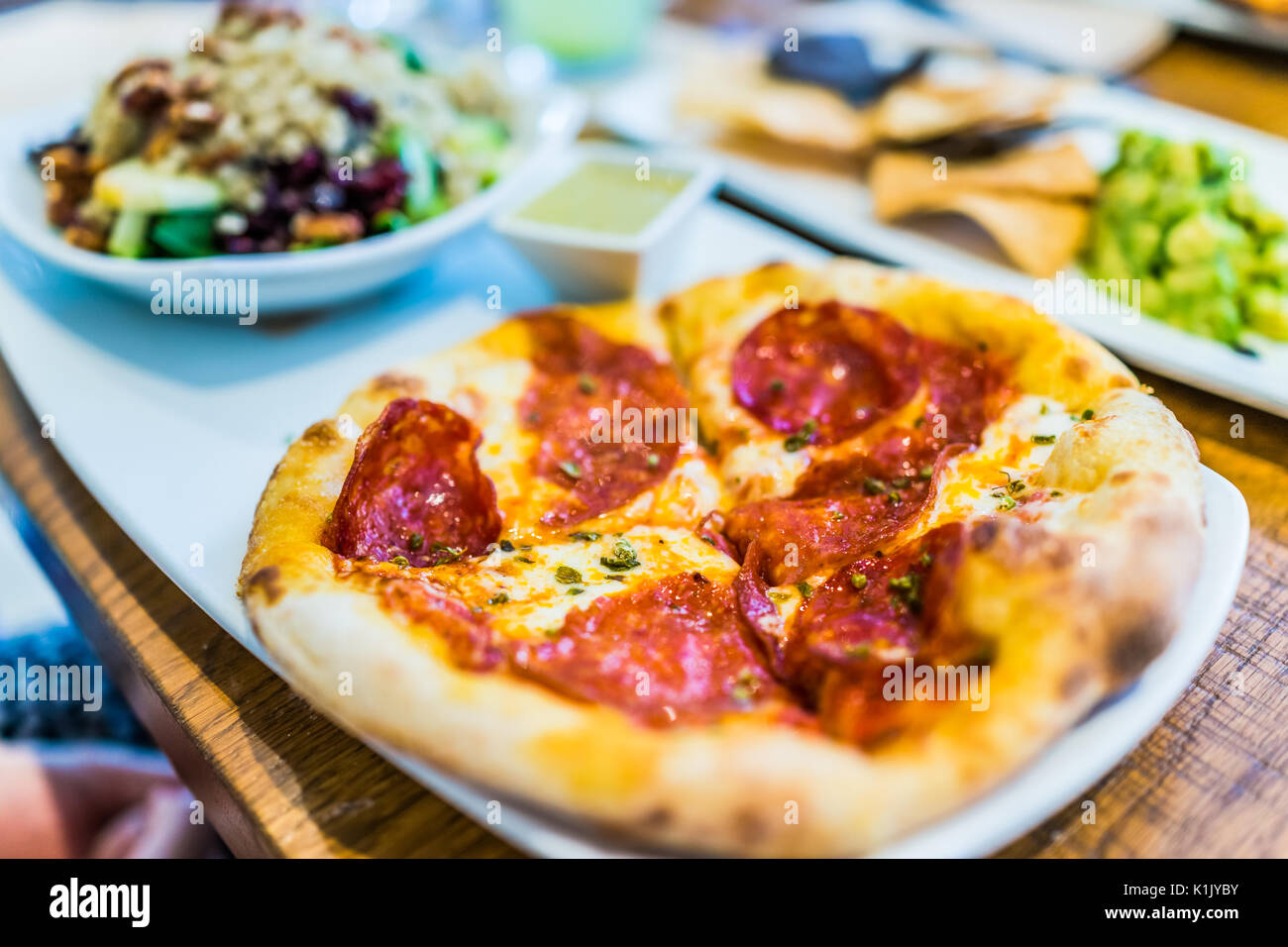 Gros plan macro de petites pizza au pepperoni individuels sur la plaque dans le Banque D'Images