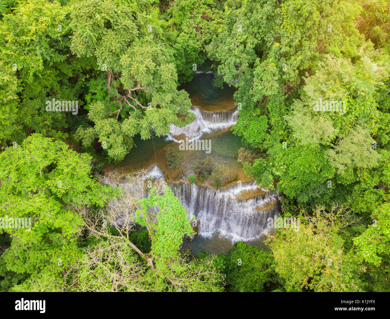 La photographie cascade tir de drone sur une vue supérieure, huay mae khamin cascade dans la province de Kanchanaburi, Thaïlande Banque D'Images