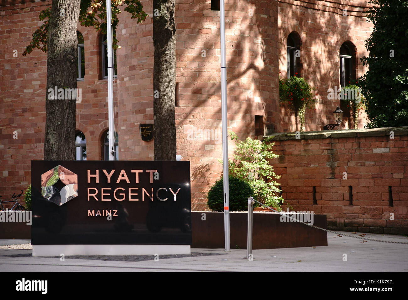 Mainz, Allemagne - le 21 août 2017 : Le panneau d'entrée de l'hôtel Hyatt Regency en face du bâtiment historique Fort Malakoff le 21 août 2017 dans Ma Banque D'Images