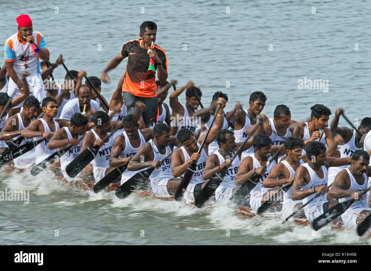 L'image d'hommes serpent aviron bateau en bateau Nehru, le jour de la course, Allaepy Punnamda Lake, le Kerala Inde Banque D'Images