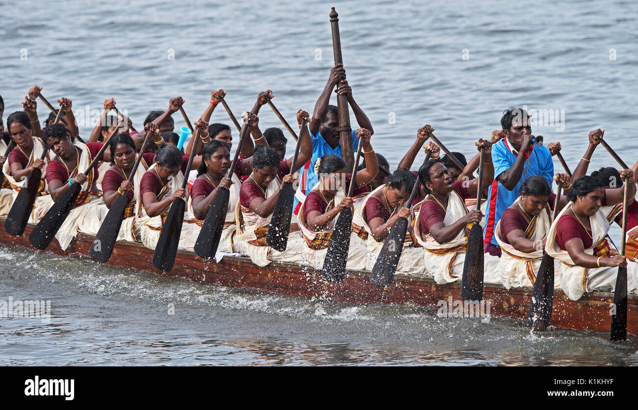 L'image de la Femme Serpent d'aviron en bateau bateau Nehru, le jour de la course, Allaepy Punnamda Lake, le Kerala Inde Banque D'Images