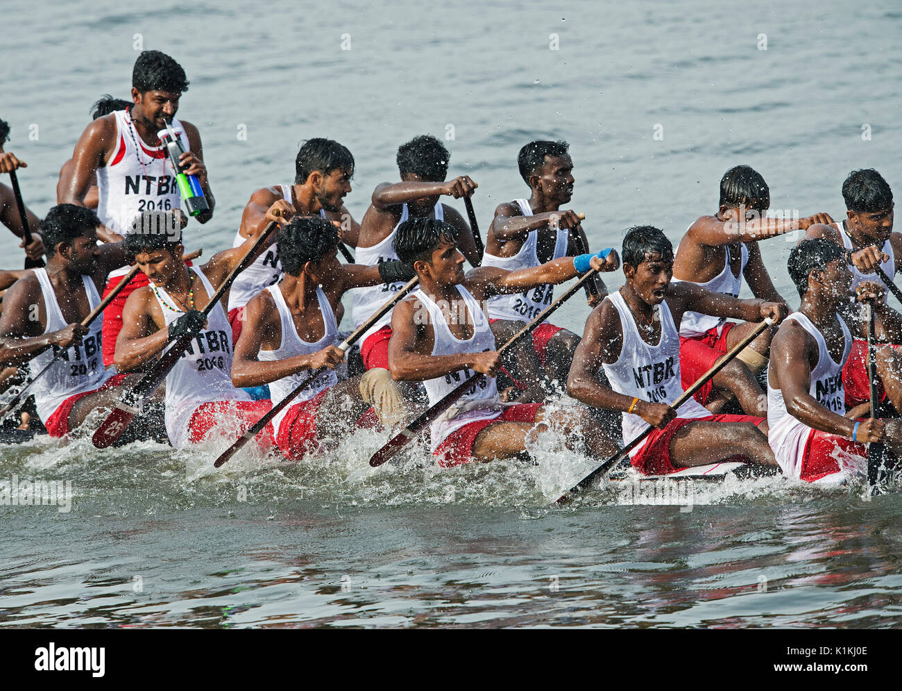 L'image d'hommes serpent aviron bateau en bateau Nehru, le jour de la course, Allaepy Punnamda Lake, le Kerala Inde Banque D'Images