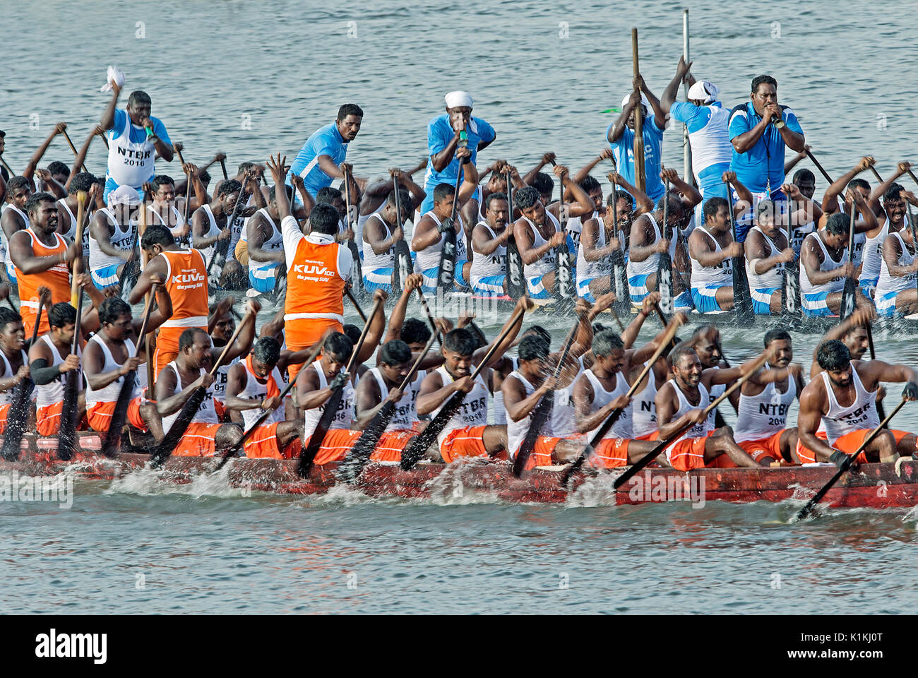 L'image d'hommes serpent aviron bateau en bateau Nehru, le jour de la course, Allaepy Punnamda Lake, le Kerala Inde Banque D'Images