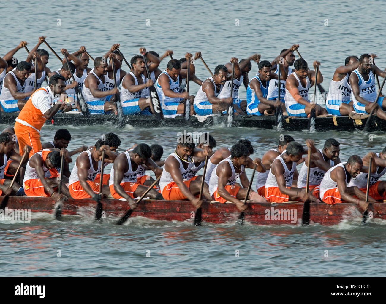 L'image d'hommes serpent aviron bateau en bateau Nehru, le jour de la course, Allaepy Punnamda Lake, le Kerala Inde Banque D'Images