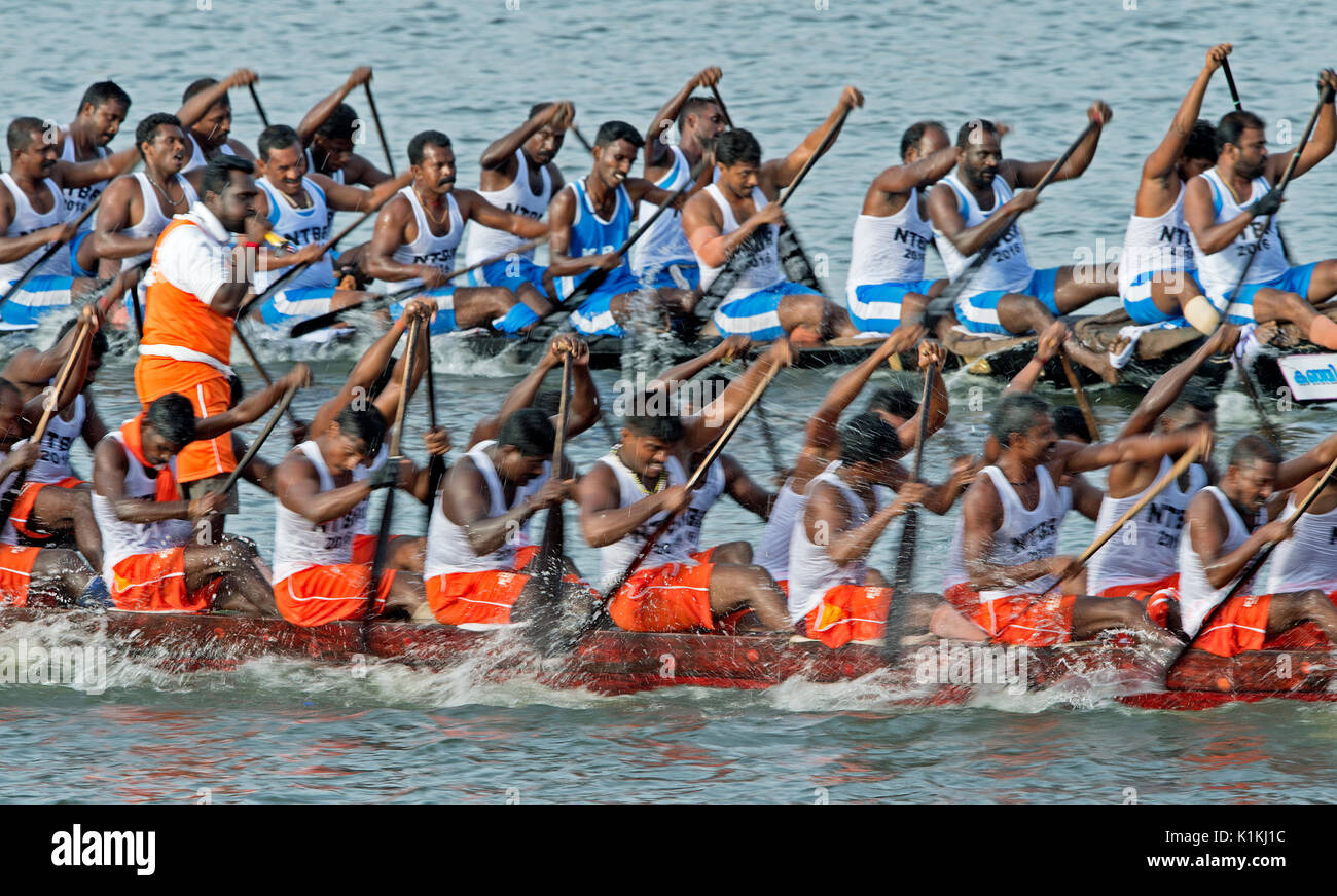 L'image d'hommes serpent aviron bateau en bateau Nehru, le jour de la course, Allaepy Punnamda Lake, le Kerala Inde Banque D'Images