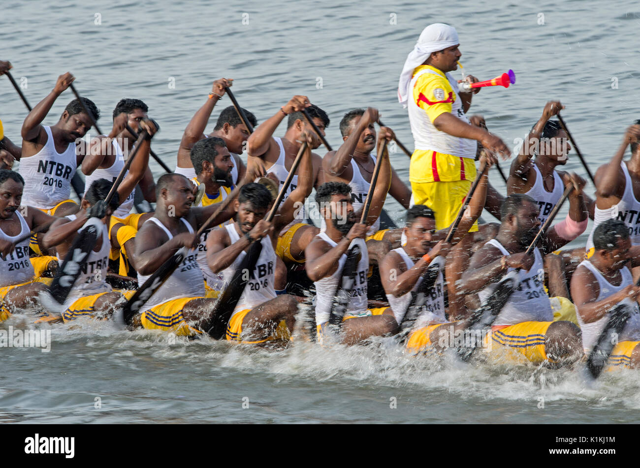 L'image d'hommes serpent aviron bateau en bateau Nehru, le jour de la course, Allaepy Punnamda Lake, le Kerala Inde Banque D'Images