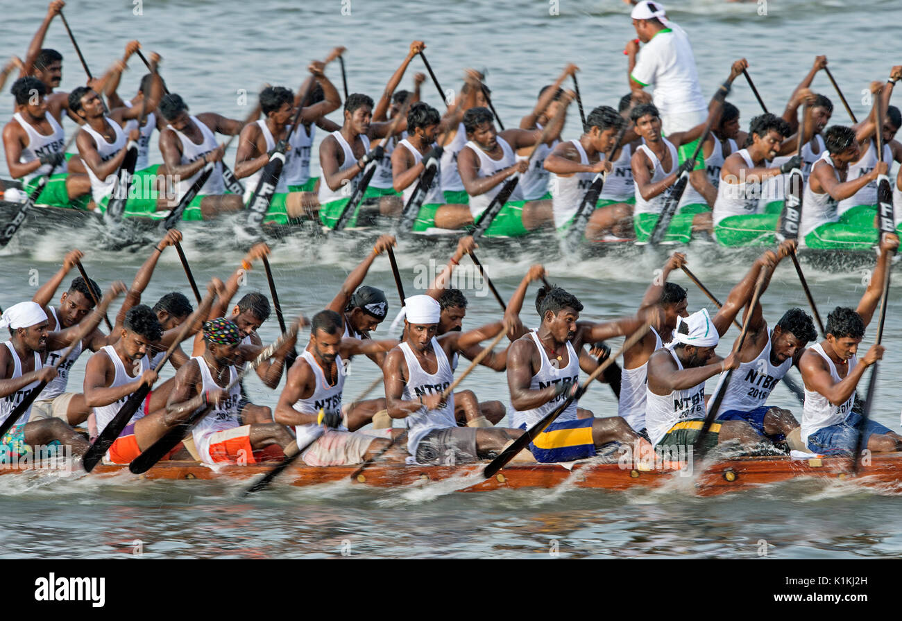 L'image d'hommes serpent aviron bateau en bateau Nehru, le jour de la course, Allaepy Punnamda Lake, le Kerala Inde Banque D'Images
