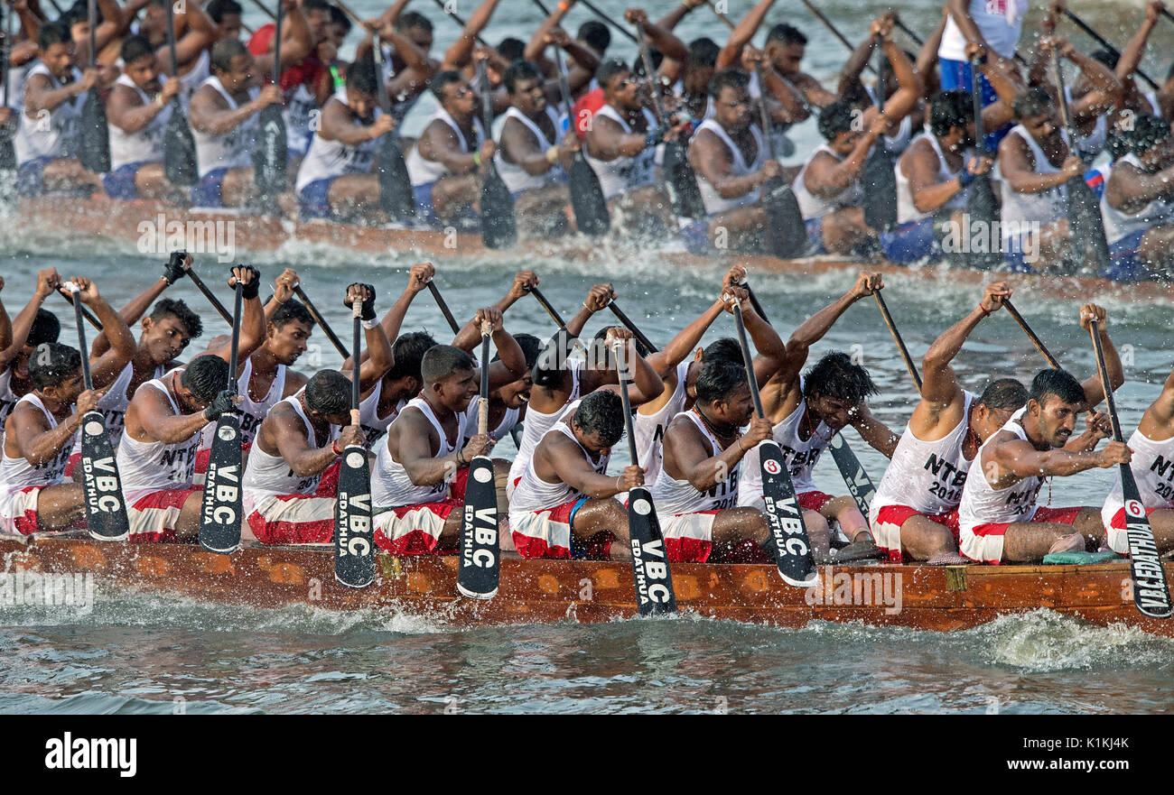 L'image d'hommes serpent aviron bateau en bateau Nehru, le jour de la course, Allaepy Punnamda Lake, le Kerala Inde Banque D'Images