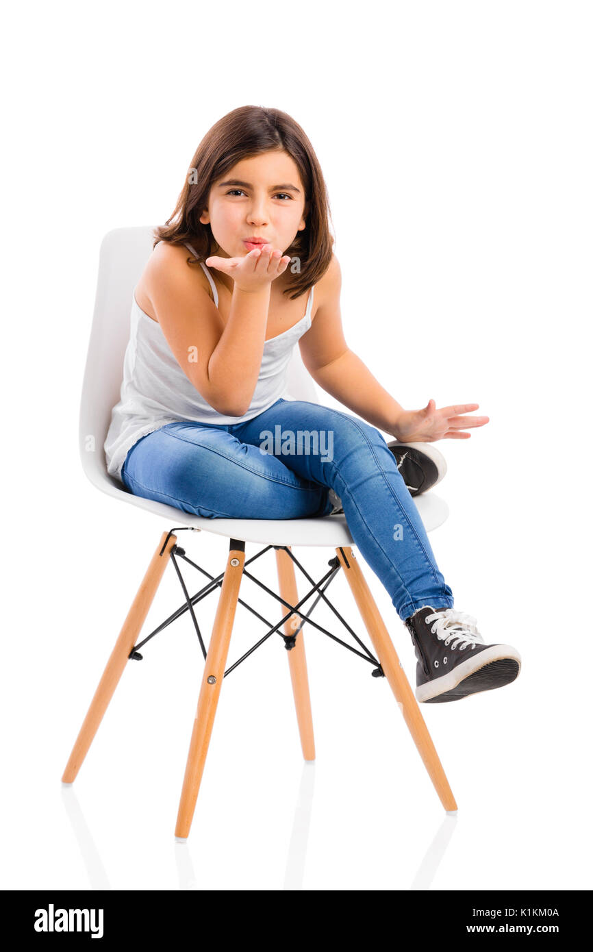 Portrait d'une belle jeune fille assise sur une chaise de l'envoi d'un baiser Banque D'Images