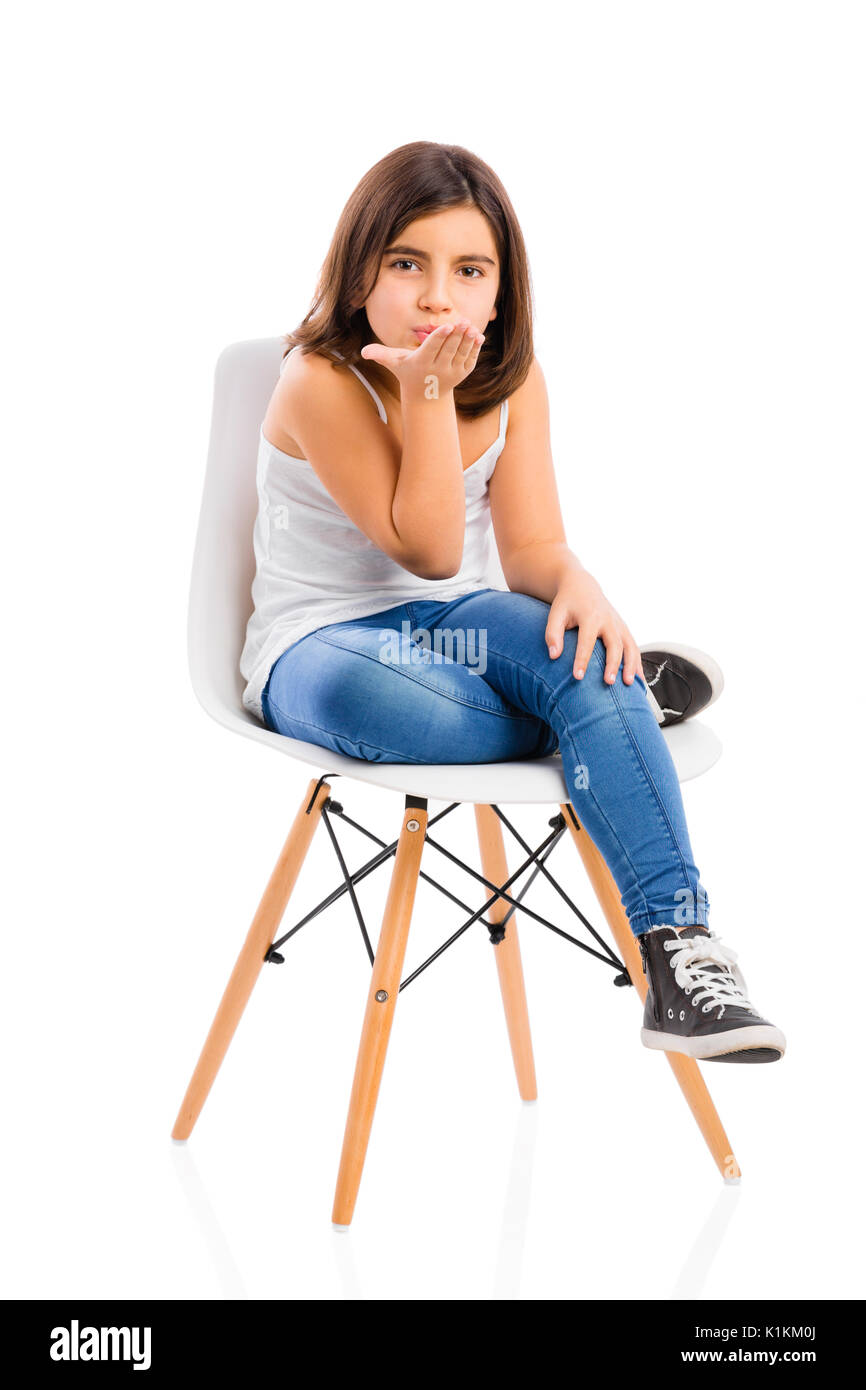 Portrait d'une belle jeune fille assise sur une chaise de l'envoi d'un baiser Banque D'Images