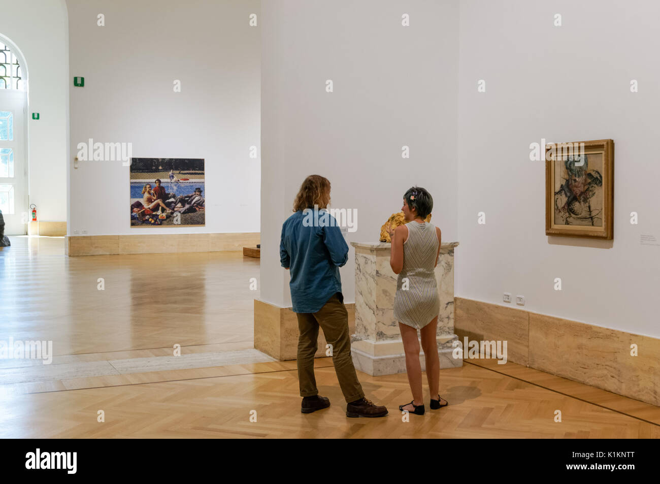 Visiteurs à la galerie nationale d'Art Moderne de Rome, Italie Banque D'Images