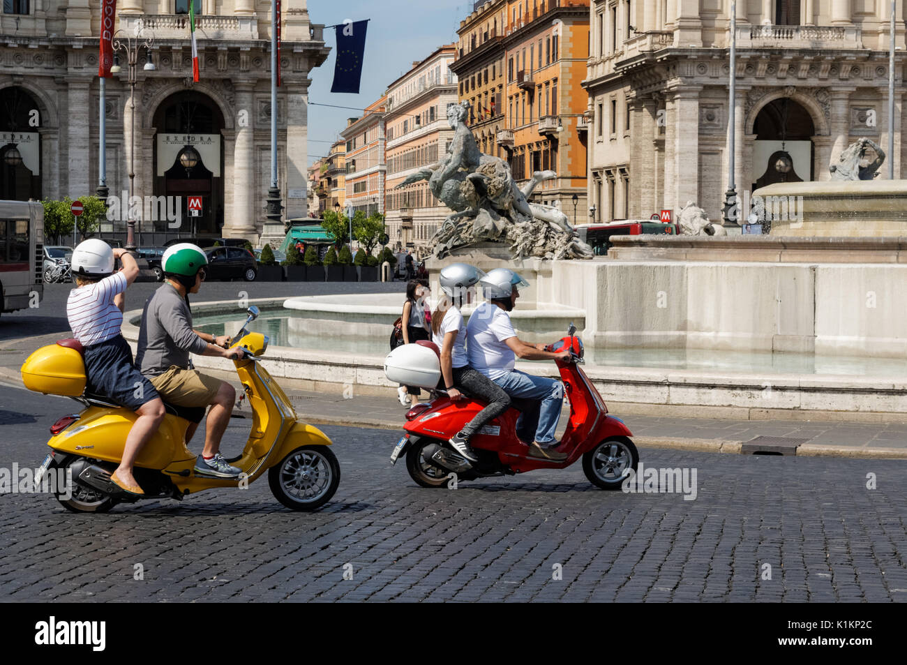 Les touristes en vespa scooters à la Piazza della Repubblica à Rome, Italie  Photo Stock - Alamy