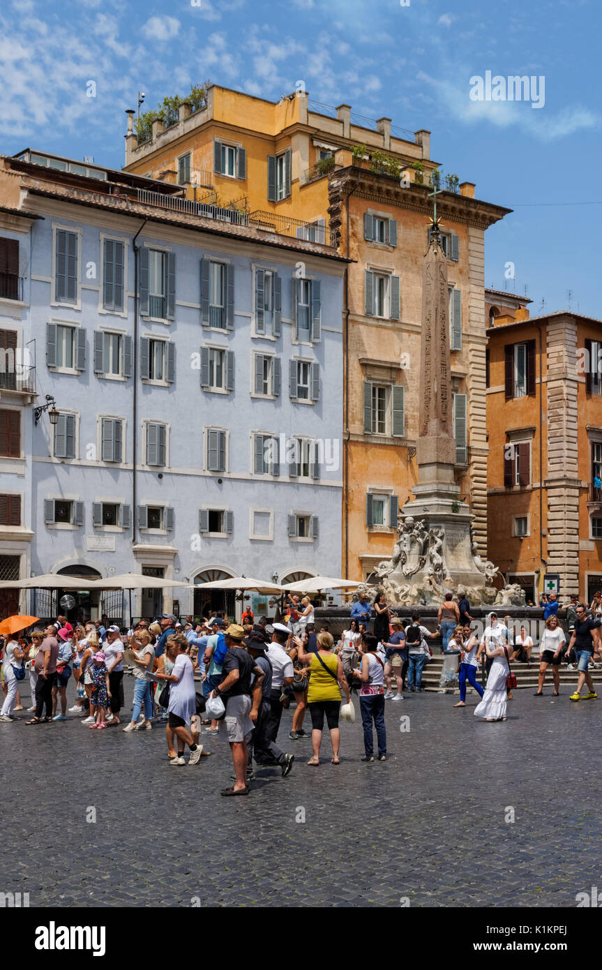 Les touristes à la Piazza della Rotonda à Rome, Italie Banque D'Images