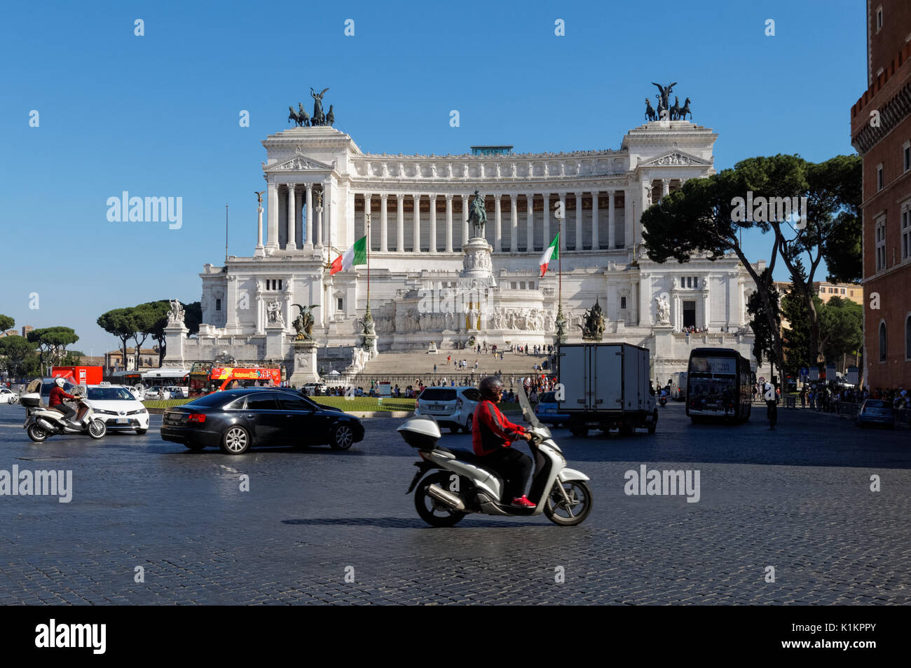 Le trafic sur la Piazza Venezia avec l'Altare della Patria dans le contexte, Rome, Italie Banque D'Images