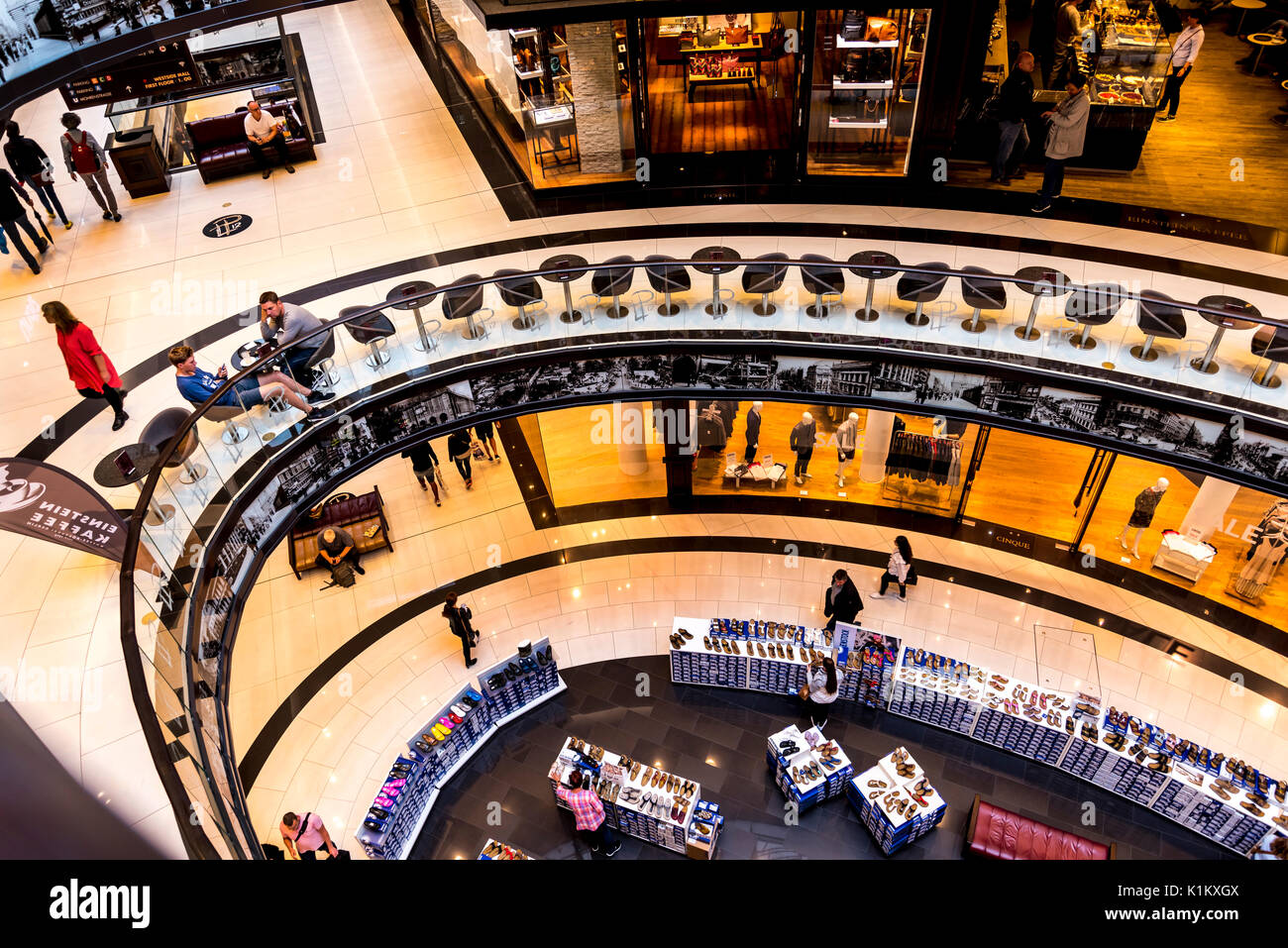 L'énorme complexe du centre commercial de Berlin est situé près de la Potsdamer Platz de Berlin gare. Banque D'Images