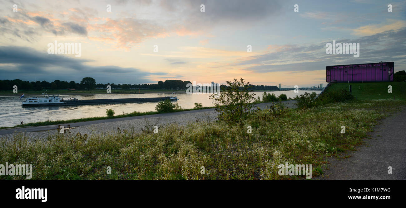 La station de pompage de l'eau élevés sur le Rhin, Cologne, Rhénanie du Nord-Westphalie, Allemagne Banque D'Images