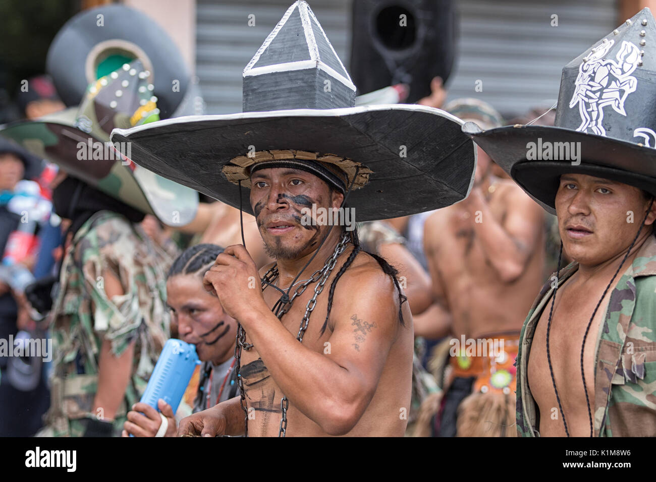 29 juin, 2017 Cherche : des hommes autochtones kichwa avec très grand hat danser dans la rue pendant le festival de l'Inti Raymi Banque D'Images