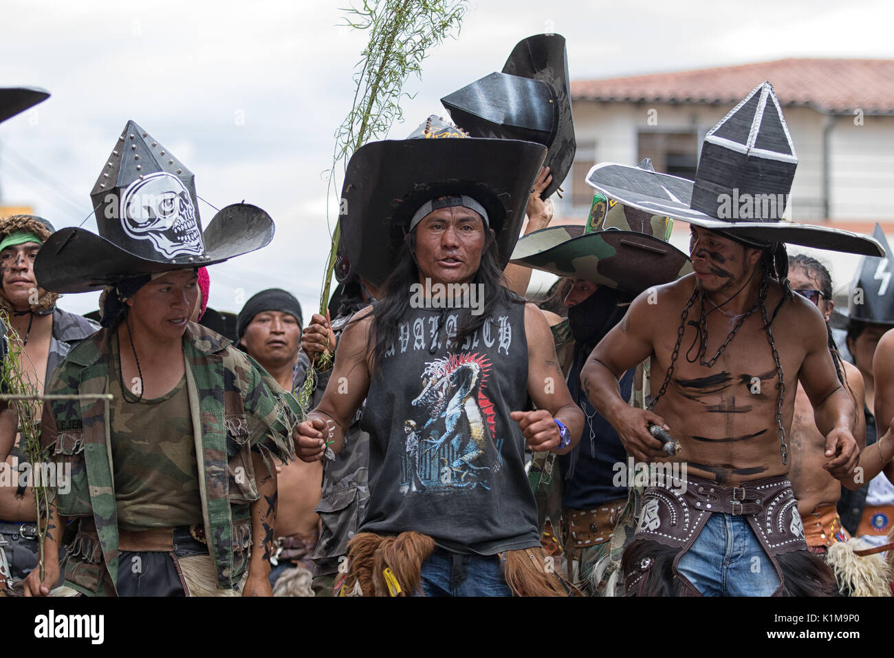 Les hommes de quechua à danser à l'événement de l'Inti Raymi à Cotacachi Équateur Banque D'Images