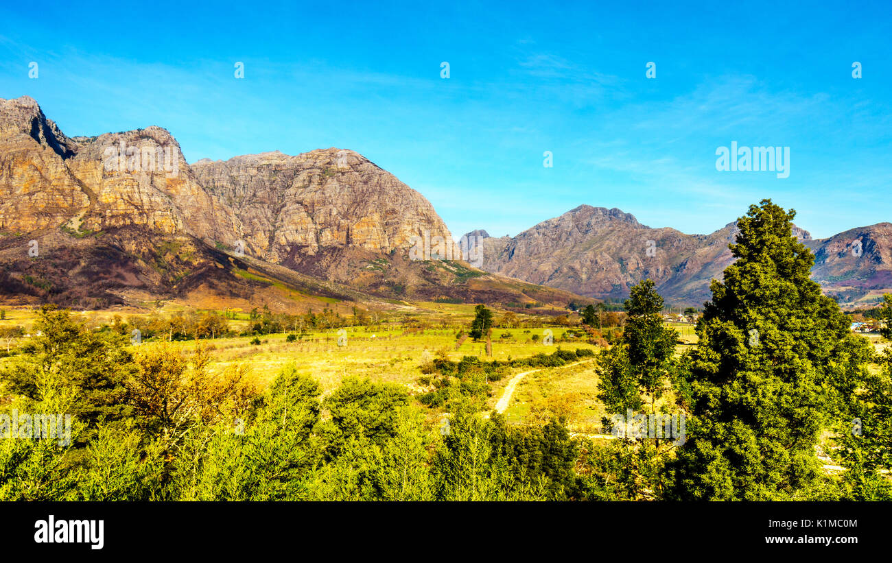 Montagnes Hottentot-Holland entouré de vignes et de terres agricoles dans la région viticole de Stellenbosch dans l'ouest du Cap, en Afrique du Sud Banque D'Images