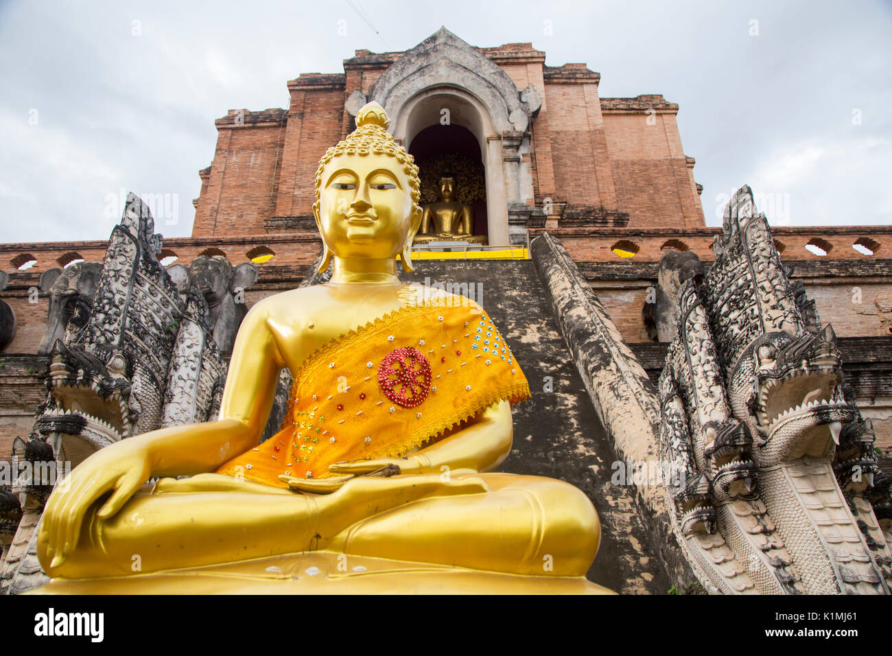 Statue du Bouddha d'or de Wat Chedi Luang, Chiang Mai, Thaïlande Banque D'Images