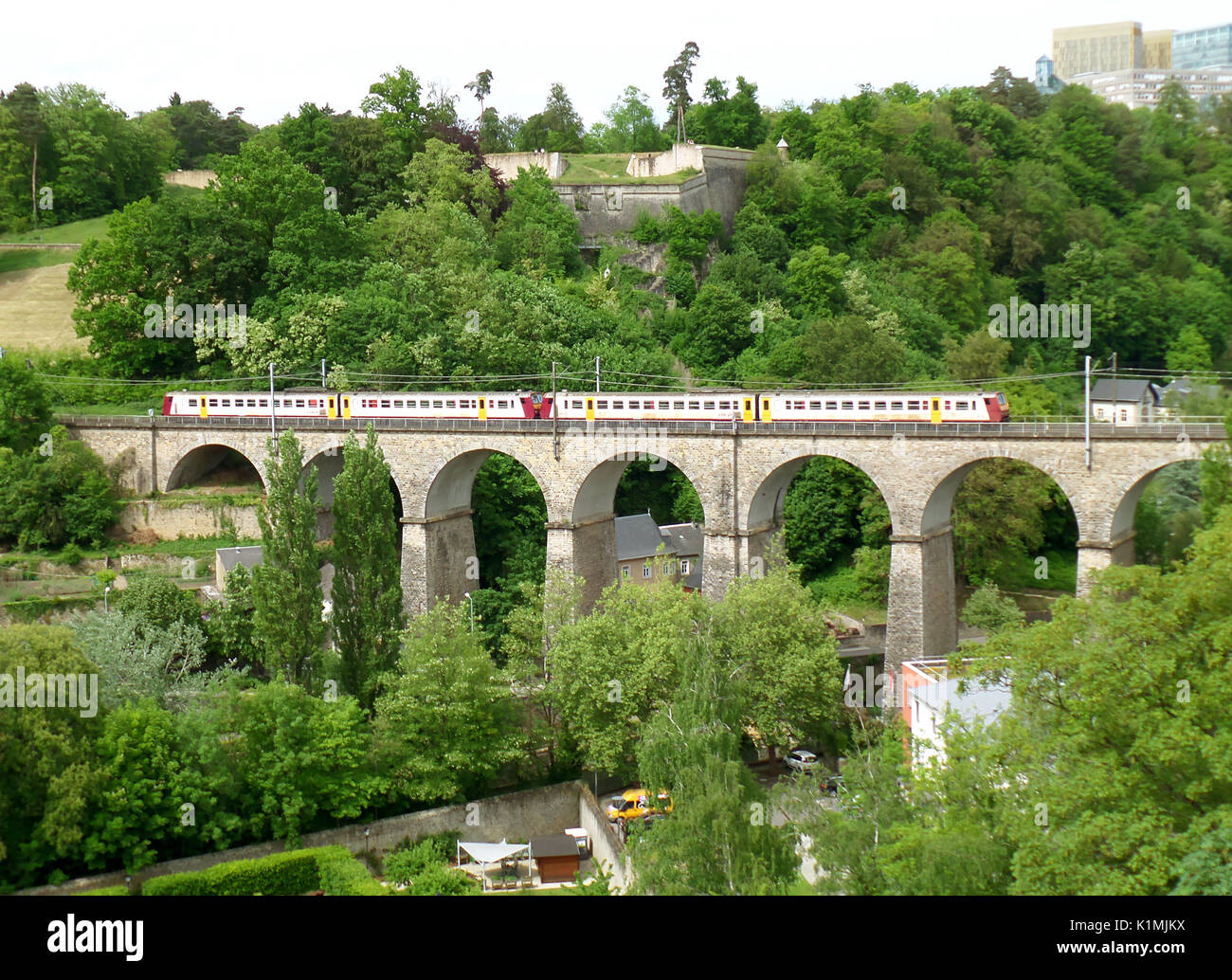 La traversée de la Passerelle, 24 viaduc Arches dans la ville de Luxembourg, Luxembourg Banque D'Images