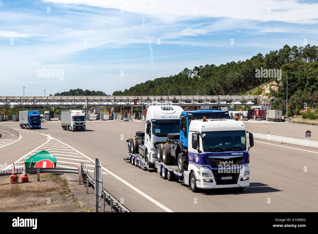 Bordeaux, France - le 8 juin 2017 : camions à la gare de péage sur l'autoroute en France Banque D'Images