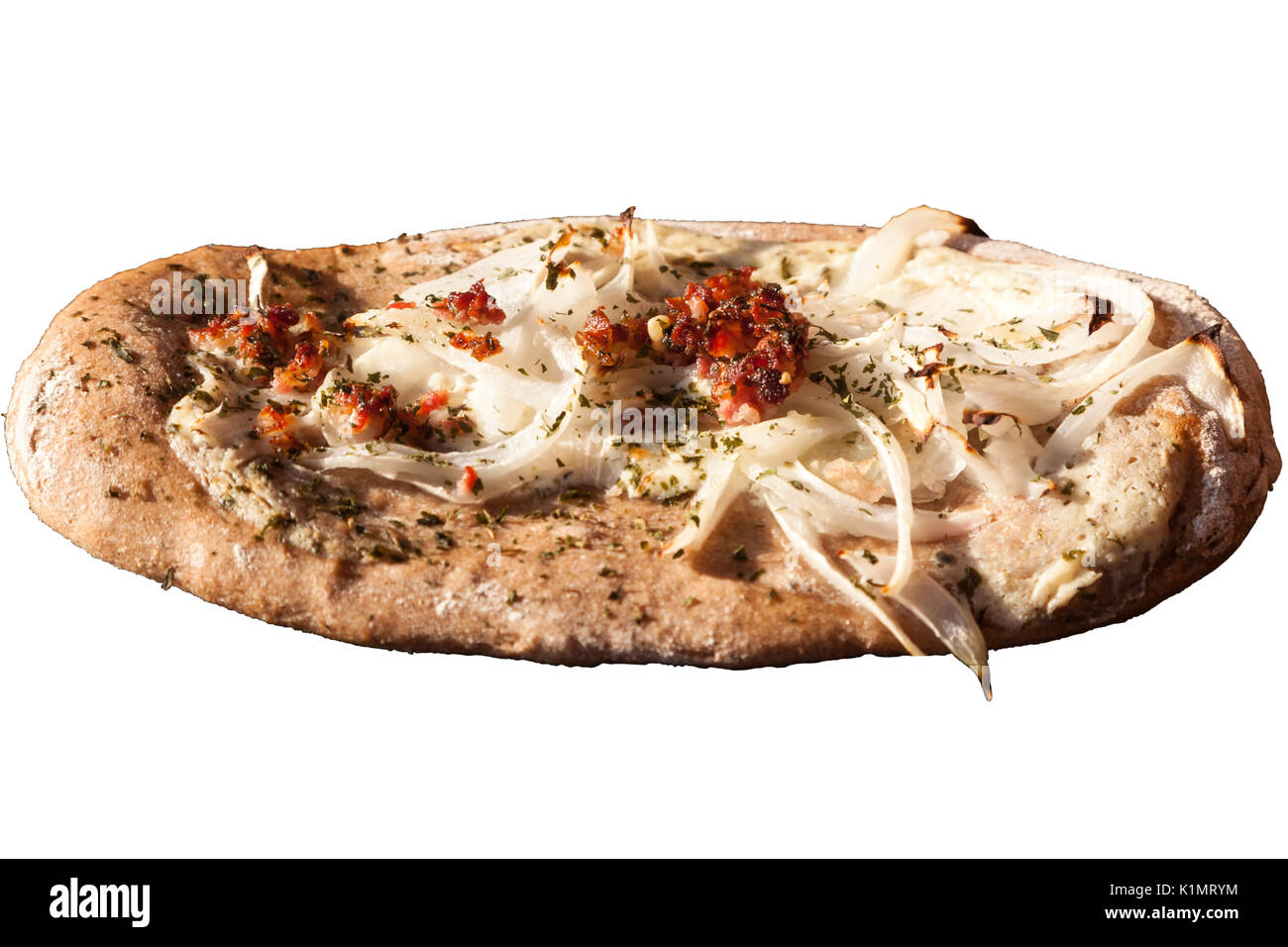 Pizza oignon maison isolé sur fond blanc Banque D'Images