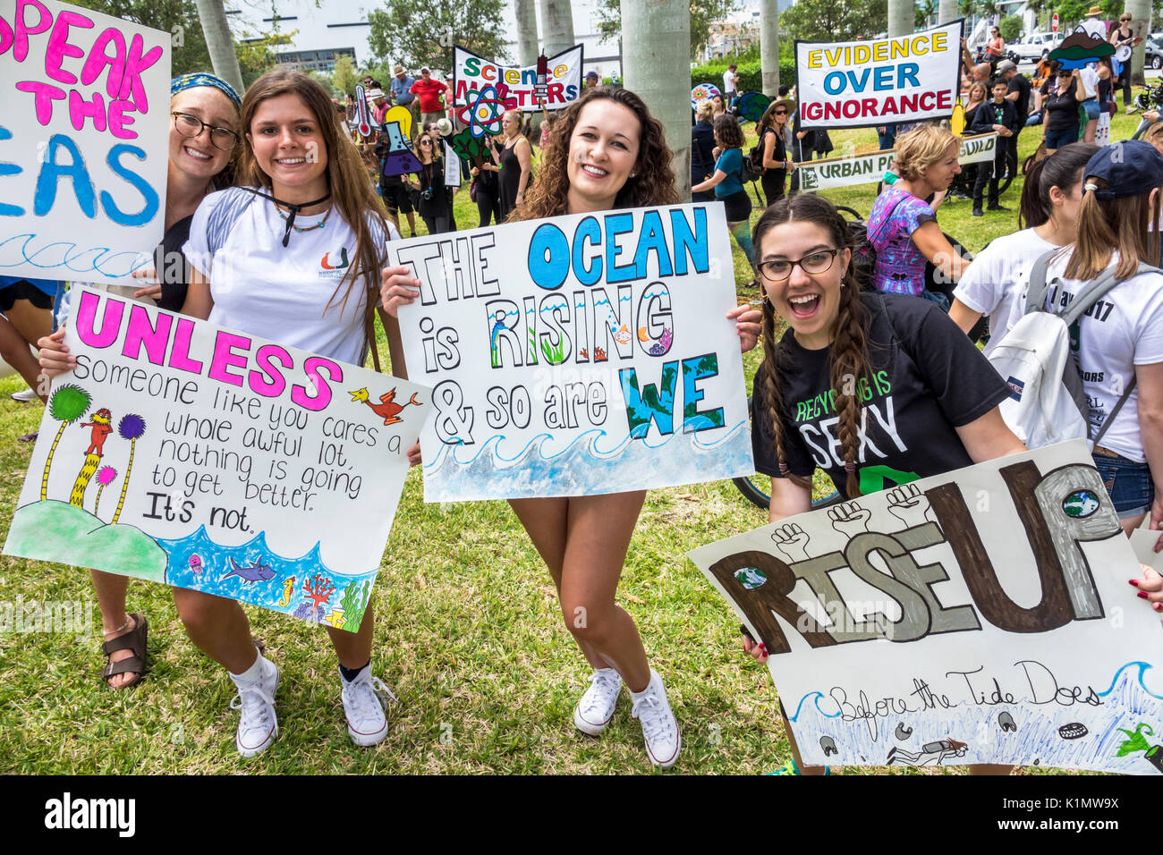 Miami Florida,Museum Park,March for Science,Protest,rallye,panneau,protester,affiche,Etudiants élève femme femme,amis,FL170430143 Banque D'Images