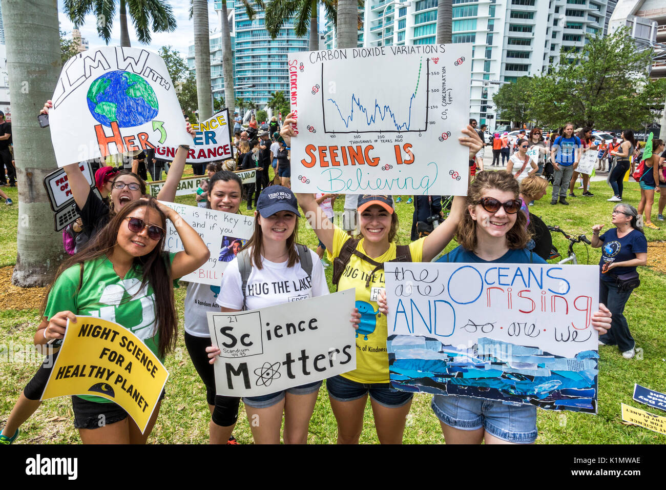 Miami Florida,Museum Park,March for Science,Protest,Rally,sign,protester,poster,étudiant élève femme femme femme,amis,FL170430145 Banque D'Images