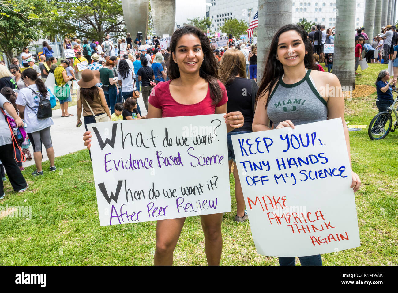 Miami Florida,Museum Park,March for Science,Protest,rallye,panneau,protester,affiche,Etudiants élève femme femme,amis,Noir FL170430146 Banque D'Images