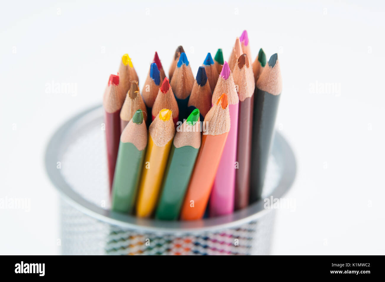 Crayons de couleur sur un fond blanc Banque D'Images