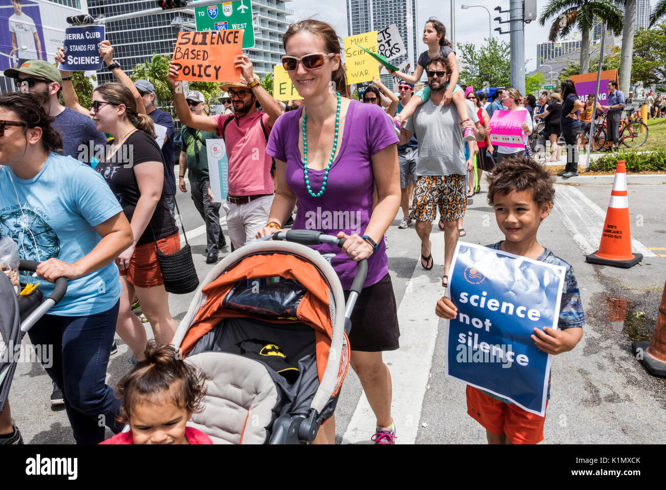 Miami Florida,Museum Park,March for Science,Protest,rallye,panneau,protester,marching,panneaux,affiches,familles parents parents enfants, garçons garçons Banque D'Images