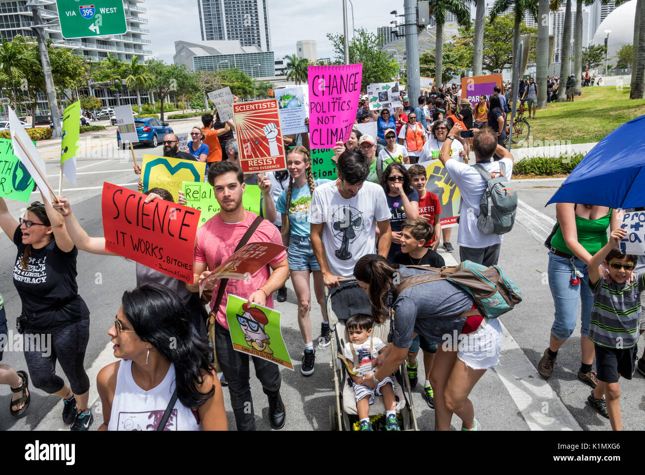 Miami Florida,Museum Park,Marche pour la Science,manifestation,rallye,panneau,manifestant,marche,panneaux,affiches,familles parents parents enfants enfant,étudiant Banque D'Images