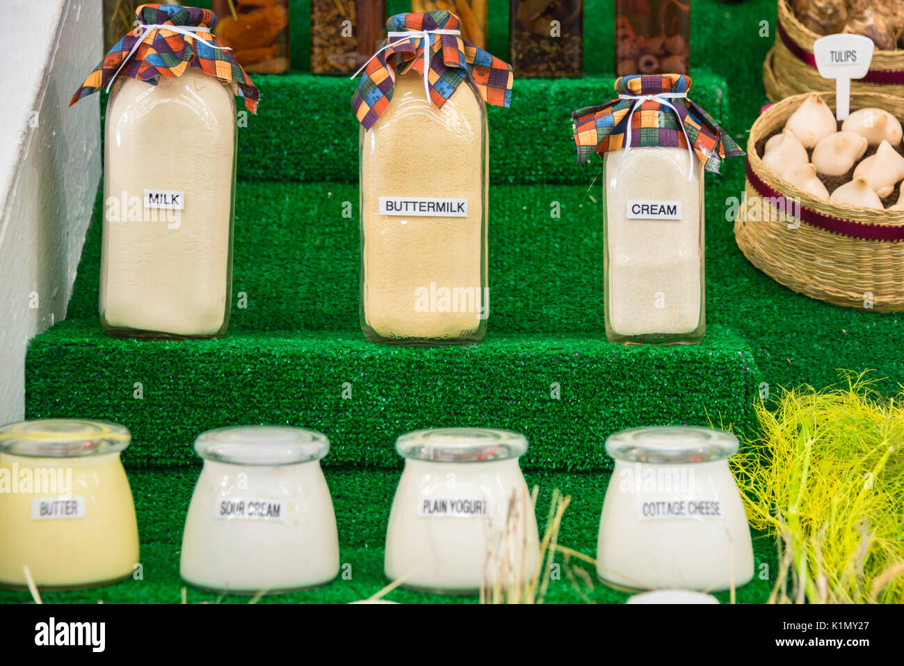 Bouteilles et pots étiquetés de divers produits laitiers produits affichés Banque D'Images